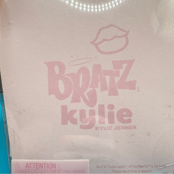 Bratz Kylie Jenner Doll Collectible MGAE 2022 Sealed Box Rare Fashion Figure - Picture 8 of 10